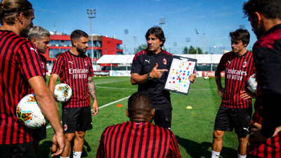 AC米兰球员在训练场上进行战术演练