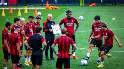 AC米兰球员在训练场上进行战术演练